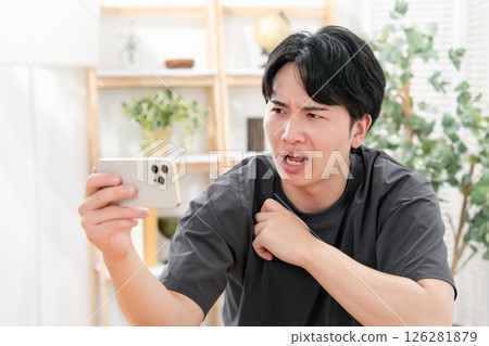 一個男人嘲笑智能手機 126281879