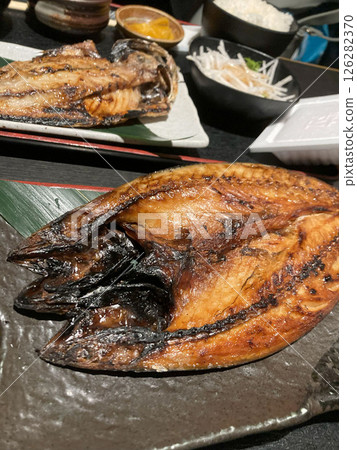 在日本餐廳享用炭烤竹莢魚乾午餐。 在日本餐廳享用炭烤竹莢魚乾午餐。 126282370