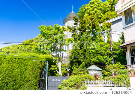 [Important Preservation District for Groups of Traditional Buildings] Kitano-cho Yamamoto-dori, early summer morning view of Uroko-no-Ie 1, Chuo-ku, Kobe City, Hyogo Prefecture 126284004