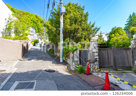 【重要傳統建造物群保存地區】兵庫縣神戶市中央區北野町山本通：夏日清晨的坡道與宅門1 126284006