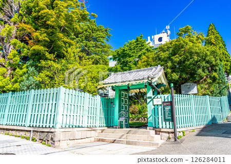 [Important Preservation District for Groups of Traditional Buildings] Kitano-cho Yamamoto-dori, Former Sassoon Residence Gate, Chuo-ku, Kobe City, Hyogo Prefecture 126284011