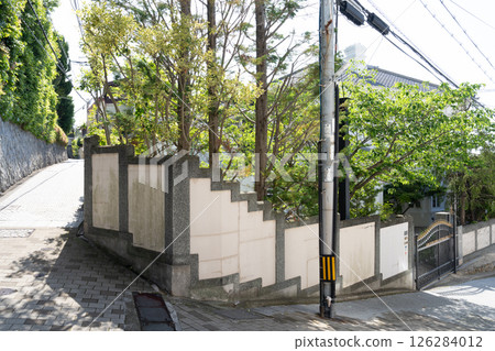 [Important Preservation District for Groups of Traditional Buildings] Kitano-cho Yamamoto-dori, Slope and Former Rain House, Chuo Ward, Kobe City, Hyogo Prefecture 126284012