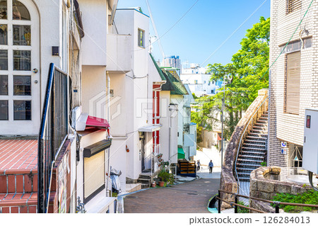 [Important Preservation District for Groups of Traditional Buildings] Kitano-cho Yamamoto-dori, Kitano's slopes in early summer, Chuo Ward, Kobe City, Hyogo Prefecture 126284013