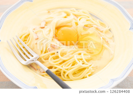 Delicious carbonara pasta topped with raw egg 126284408