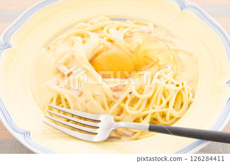 美味的卡邦尼意麵，上面放著生雞蛋 126284411