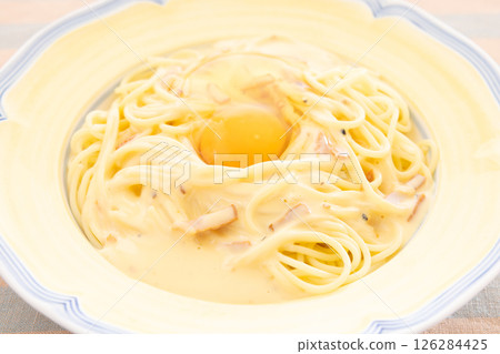 美味的卡邦尼意麵，上面放著生雞蛋 126284425