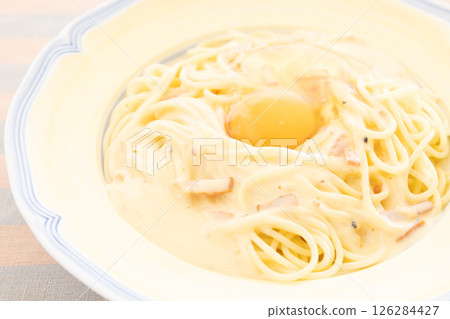 美味的卡邦尼意麵，上面放著生雞蛋 126284427