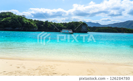 Kabira Bay, Ishigaki Island (Ishigaki City, Okinawa Prefecture) 126284780