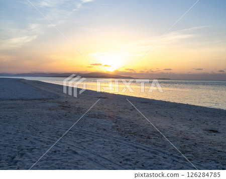 竹富島近土井海灘的日落（沖繩縣竹富町） 126284785