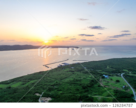 竹富島竹富東港的日出（沖繩縣竹富町） 126284787