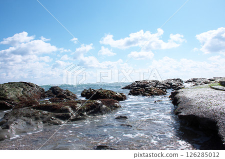 Blue sea and blue sky 126285012
