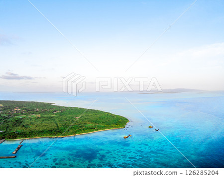 竹富島的日出（沖繩縣竹富町）*遠處是小濱島和西表島 126285204