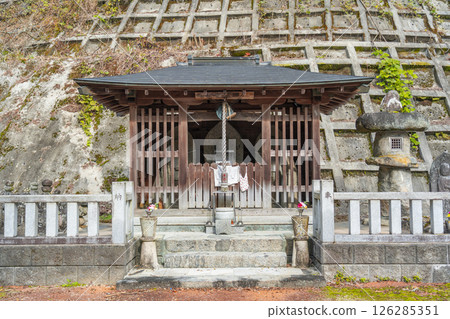 Stone Buddha statues at Yainai Jizo-do (Sakurai City, Nara Prefecture) 126285351