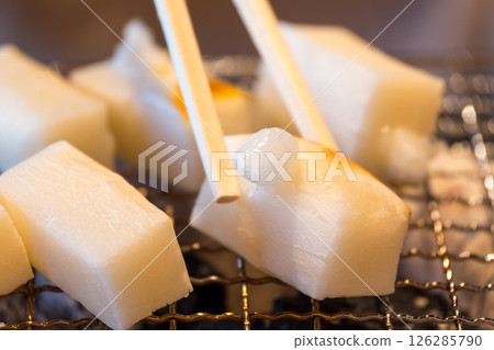 木炭爐上烤的麻糬 木炭爐上烤的麻糬 126285790