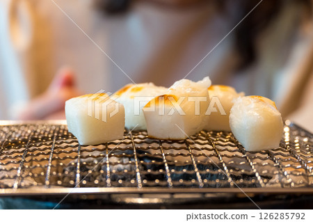 木炭爐上烤的麻糬 126285792
