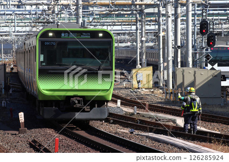 Maintenance work on the Yamanote Line 126285924