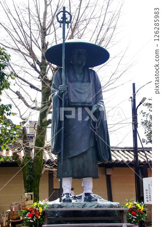 京都府，東寺，修行大師雕像（弘法大師空海），京都市南區九條町，2022 年 2 月 126285983