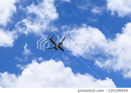 Plane heading to Kona International Airport, Hawaii 126286644