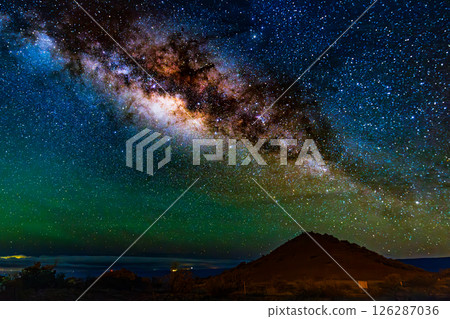 夏威夷假期:從夏威夷大島的莫納克亞山欣賞壯麗的銀河 夏威夷假期:從夏威夷大島的莫納克亞山欣賞壯麗的銀河 126287036