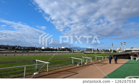 清晨的賽馬場與藍天 126287038