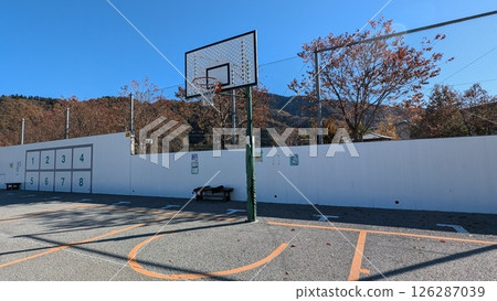 晴朗秋日的籃球場和山景 126287039
