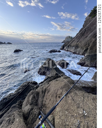 在崎嶇的海岸上釣魚 在崎嶇的海岸上釣魚 126287321