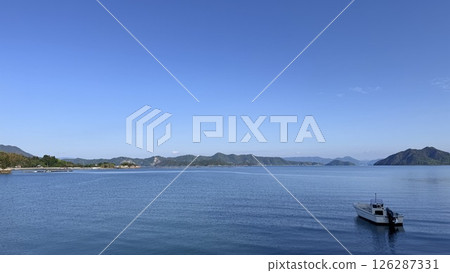 廣闊的藍色大海和藍天 126287331