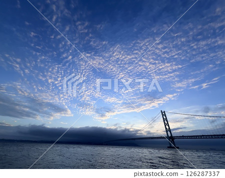 Akashi Kaikyo Bridge and the sea with floating clouds 126287337