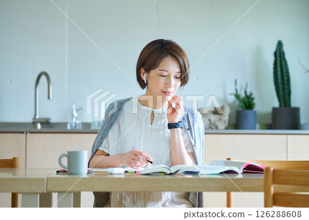 A woman studying with earphones 126288608
