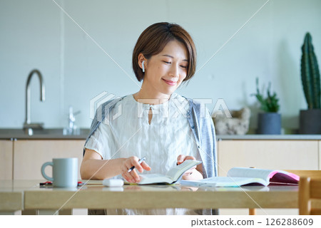 一位戴著耳機學習的女士 126288609