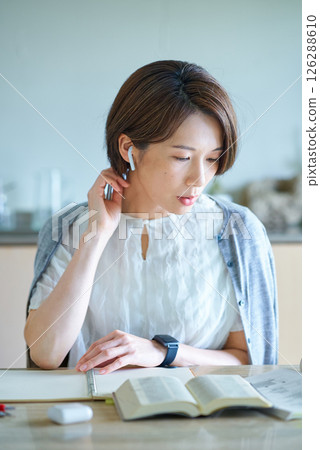 A woman studying with earphones 126288610