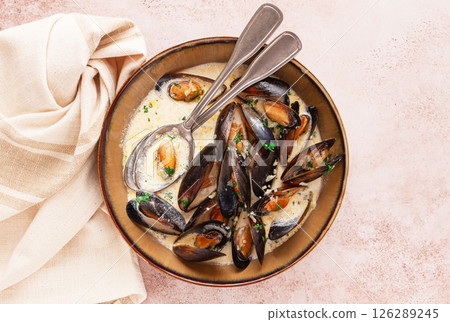 Mussels in creamy garlic sauce, served with fresh herbs and spices, homemade, no people, 126289245