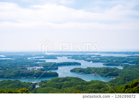 [A magnificent view of Ago Bay from Yokoyama Observatory amidst the fresh greenery] Ise-Shima National Park, Mie Prefecture 126289872