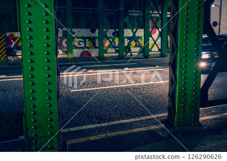 夜晚的澀谷：汽車前燈照亮鐵路橋 126290626
