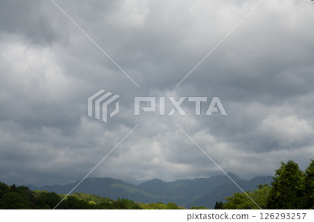 [鈴鹿山脈與多雲的天空]自然風景素材/梅雨季節影像素材 126293257