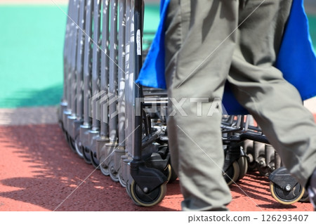 工作人員推著一排購物車 126293407