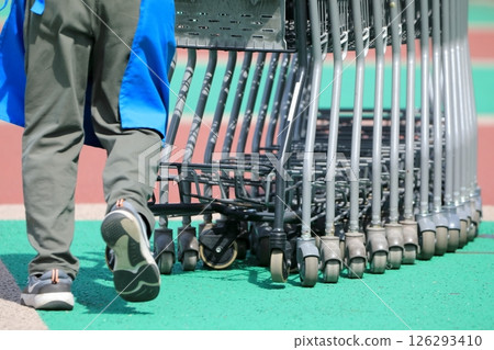 工作人員推著一排購物車 工作人員推著一排購物車 126293410