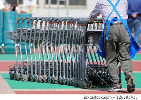 工作人員推著一排購物車 126293415