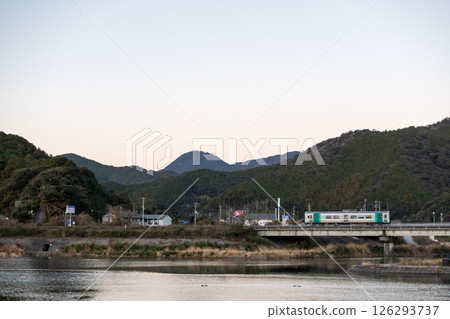 【牟岐線】清晨列車開往牟岐方向 【牟岐線】清晨列車開往牟岐方向 126293737
