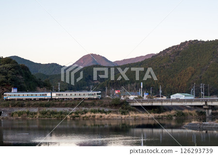 【牟岐線】清晨特快列車 室戶 開往 德島 【牟岐線】清晨特快列車 室戶 開往 德島 126293739
