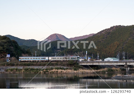 【牟岐線】清晨特快列車 室戶 開往 德島 【牟岐線】清晨特快列車 室戶 開往 德島 126293740