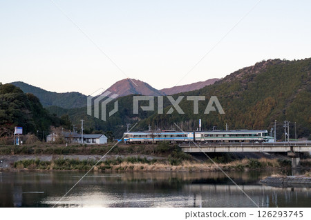 【牟岐線】清晨特快列車 室戶 開往 德島 【牟岐線】清晨特快列車 室戶 開往 德島 126293745