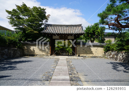 The gate of Rokuo-in Temple, Kyoto The gate of Rokuo-in Temple, Kyoto 126293931