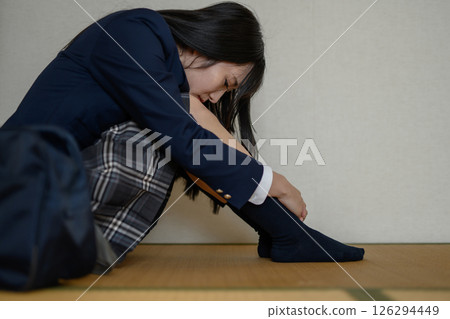 盤腿坐在日式房間裡的高中女生，霸凌，拒絕上學，社交退縮，對未來的焦慮，自然色 126294449