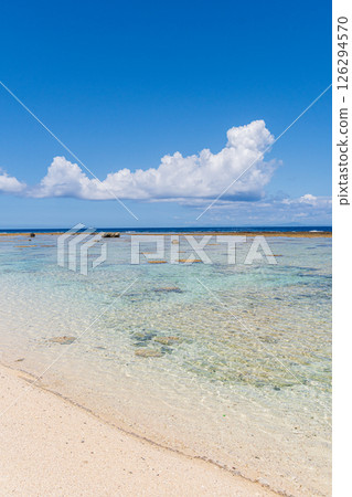 南島(鹿兒島縣奄美群島、沖之良部島)的清澈大海和藍天 南島(鹿兒島縣奄美群島、沖之良部島)的清澈大海和藍天 126294570