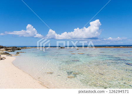 南島(鹿兒島縣奄美群島、沖之良部島)的清澈大海和藍天 南島(鹿兒島縣奄美群島、沖之良部島)的清澈大海和藍天 126294571