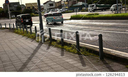 反射著清晨陽光的道路和等待紅綠燈的汽車 反射著清晨陽光的道路和等待紅綠燈的汽車 126294813