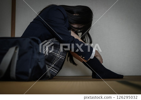 盤腿坐在日式房間裡的高中女生：霸凌、拒絕上學、社交退縮、對未來的焦慮 126295032