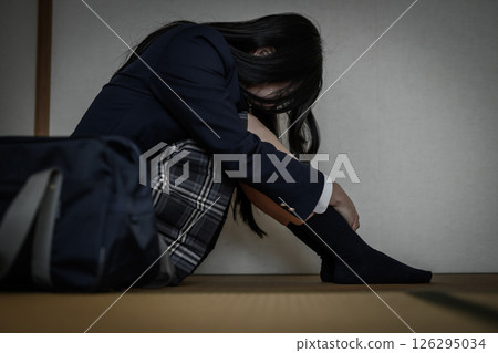 盤腿坐在日式房間裡的高中女生:霸凌、拒絕上學、社交退縮、對未來的焦慮 盤腿坐在日式房間裡的高中女生:霸凌、拒絕上學、社交退縮、對未來的焦慮 126295034