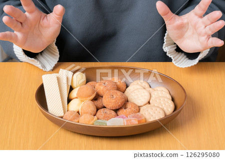 一位女士對一盤甜點感到滿意 126295080